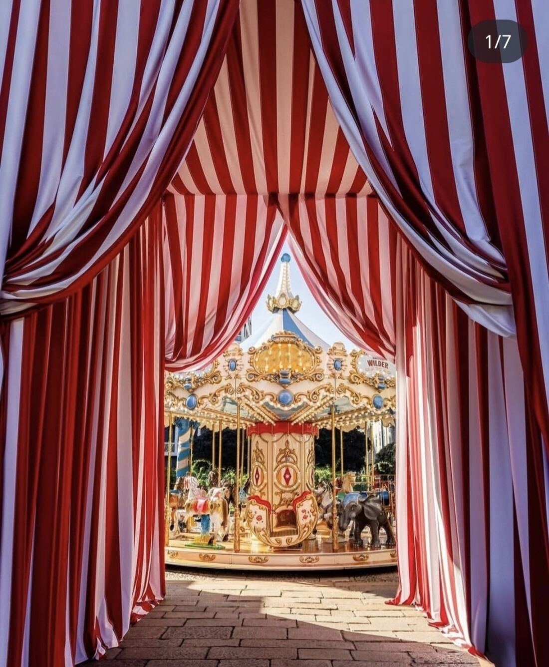 Ingresso scenografico con tendaggio rosso e bianco verso Old Carousel Joy Ride